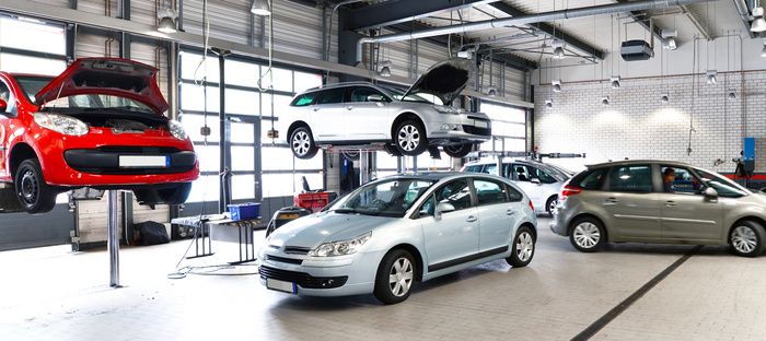 Garage automobile indépendant ou concessionnaire: quoi choisir?